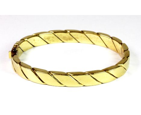 A heavy 18ct gold hinged bangle (stamped T & Co 750), approx 25g.
