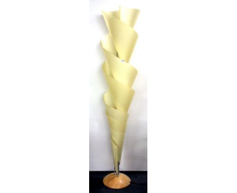 An interesting 1970's spiral standing lamp, H. 170cm.