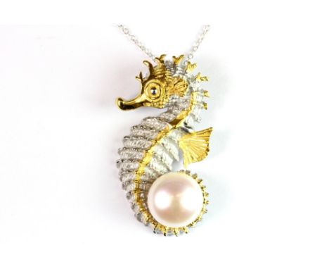 A 925 silver and gilt large seahorse pendant (H. 4cm) set with a large cultured pearl on a 925 silver chain.