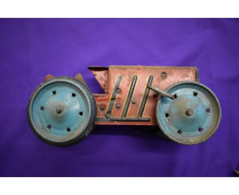 Marx Tin Plate Tractor. 1940's. Used condition. Mechanism appears to wind. Surface rust. Missing 2 tyres. Base detached.