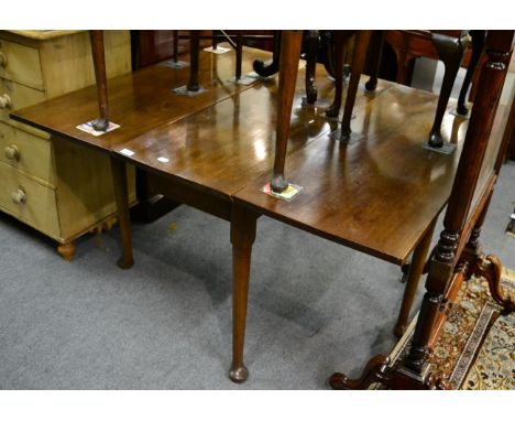 A Georgian mahogany gate leg dining table 