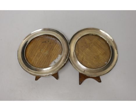 A pair of George V silver mounted circular photo graph frames, William Hutton &amp; Sons Birmingham, 1922, 13.6cm.