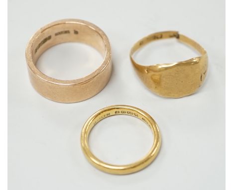 A 1930's 22ct gold wedding band, size K, 4.1 grams, a 9ct gold wedding band, size Q, 9.3 grams and a broken 18ct gold signet 