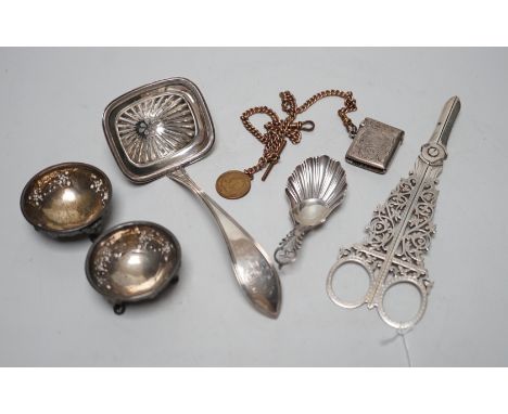 Sundry small silver including a pair of late Victorian grape shears, pair of Victorian salts caddy spoon and vesta case, toge
