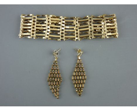 A NINE CARAT GOLD GATE LINK BRACELET &amp; EARRINGS SET, the bracelet having padlock clasp and safety chain, date mark 1977, 