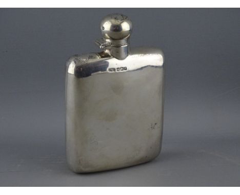 A GENT'S SILVER HIP FLASK, Sheffield 1907, 5.5 troy ozs, 14 cms long