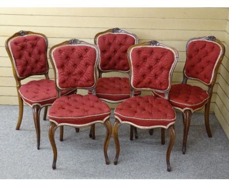 A GOOD SET OF FIVE MAHOGANY SIDE CHAIRS with carved floral detail to the top rail, wine colour upholstered button backs and s