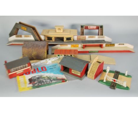 HORNBY DUBLO UNBOXED DIE CAST THREE PART PLATFORM with ticket office matching PASSENGER FOOT BRIDGE two Art deco design SIGNA
