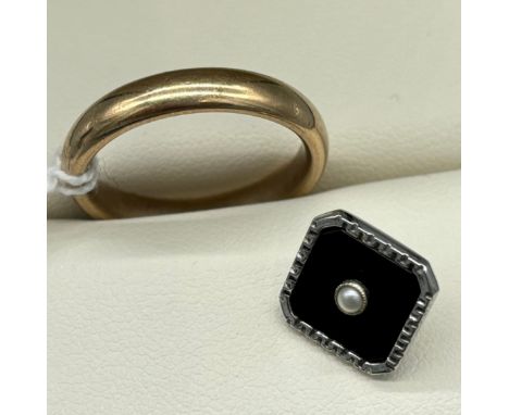 9ct yellow gold wedding band. Together with a single 9ct white gold cuff with black onyx and pearl fitted. [cuff- 1.12grams] 