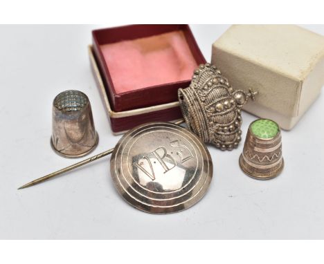 ASSORTED ITEMS, to include a silver circular brooch, engraved 'V.B.S', stamped with Swiss control marks, a white metal crown 