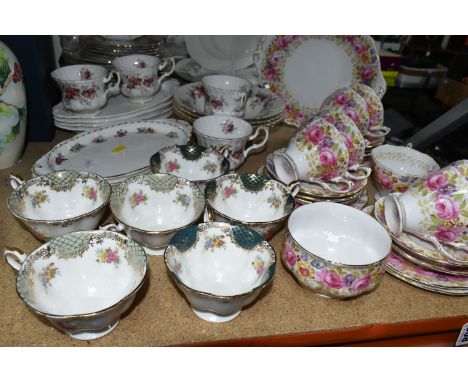 A GROUP OF ROYAL ALBERT TEA AND DINNER WARES, including a twenty three piece Serena part tea set comprising a cake plate, a s