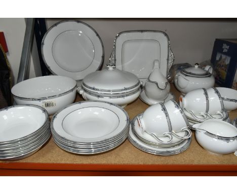 A QUANTITY OF WEDGWOOD 'AMHERST' DINNERWARE, comprising a salad/fruit bowl, covered tureen, gravy jug and stand, square cake 