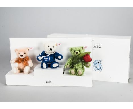 A Steiff limited edition Teddy Bear Set Holland 2002, 39 of 1500, three bears, in original box with certificate 