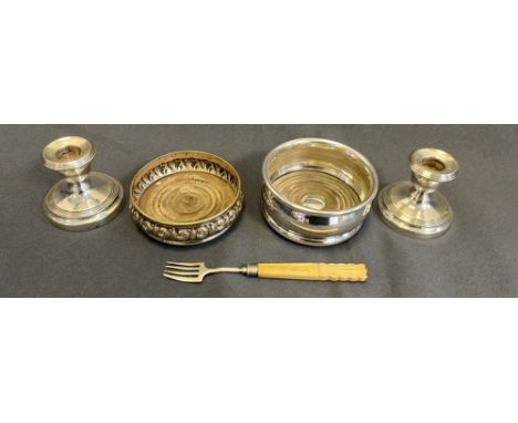 VARIOUS ANTIQUE STERLING SILVER ITEMS to include a bone handled pickle fork, pair of candlesticks hallmarked Birmingham 1935 