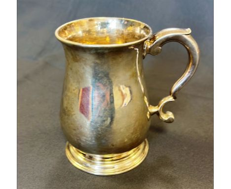 GEORGE III SILVER MUG standing 10.5cm tall, hallmarked London 1782, by Richard Zouch.  Weight 220.4 grams