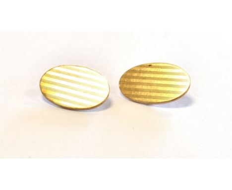 ONE 9CT GOLD CUFFLINK 19.7 x 13.5mm oval, engine turned linear engraved, (missing cable links), hallmarked 9.375 Birmingham 1