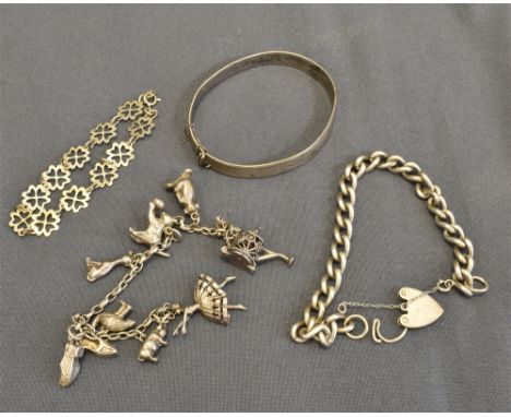 MIXED COLLECTION OF SILVER JEWELLERY to include a curb link bracelet with padlock heart clasp, charm bracelet, chevron engrav