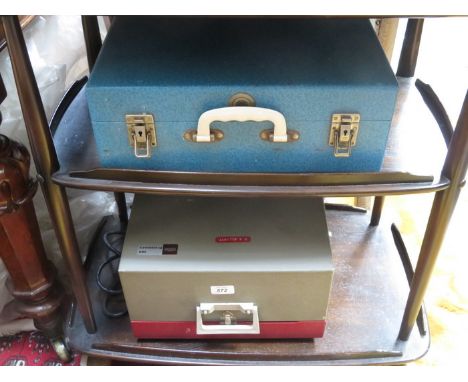 VINTAGE PROJECTOR AND PICNIC SET 