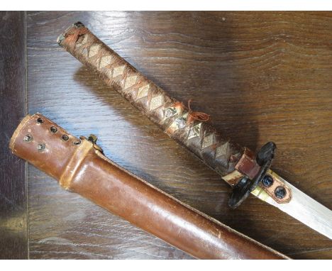 JAPANESE SHORT BLADED SWORD WITH SCABBARD, UNSIGNED 