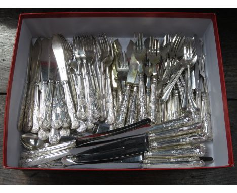 PARCEL OF KINGS/QUEENS PATTERN FLATWARE, SOME WITH SILVER HANDLES 