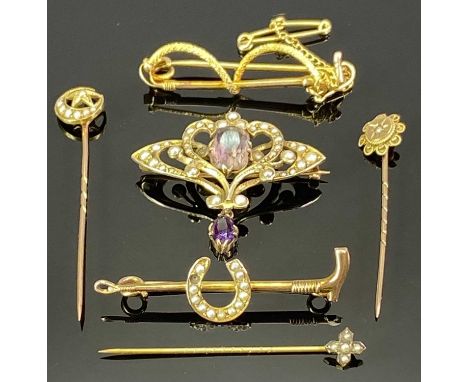 9CT GOLD &amp; OTHER ANTIQUE JEWELLERY, 6 ITEMS - to include an amethyst and seed pearl brooch, 3.5cms across, two riding cro