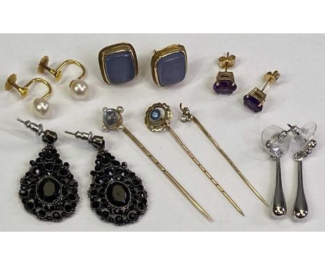 VICTORIAN &amp; LATER GOLD &amp; OTHER JEWELLERY GROUP - to include 2 x 9ct stamped and one unmarked, but believed gold stick