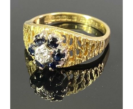 18CT GOLD DIAMOND &amp; BLUE SAPPHIRE RING - illusion set central diamond surrounded by six claw set blue sapphires against o