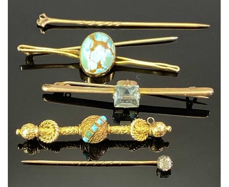 VICTORIAN &amp; LATER BAR BROOCHES &amp; STICK PINS, 5 ITEMS - to include a 9ct stamped bar brooch, claw mounted with a squar