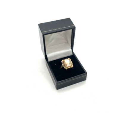 Vintage 9ct gold cameo ring, mishapened, total weight 3g 