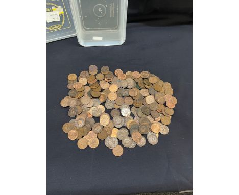 Selection of vintage and later pennies 
