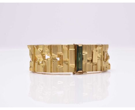 A Tom Scott 18ct gold and green tourmaline bracelet, each panel pf openwork abstract design, the integral clasp mounted with 