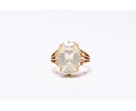 An 18ct gold Victorian single stone quartz ring, the emerald cut faceted quartz claw set to tapering split shoulders, the sha