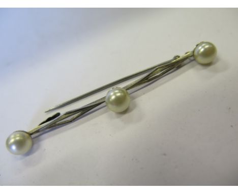 A 9ct White Gold Three Pearl Bar Brooch 