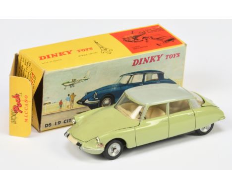 Dinky Toys (Puch Spanish-French) 530 Citroen DS19 - Pale green, light grey roof, black base cream interior, with "Dunlop" tyr