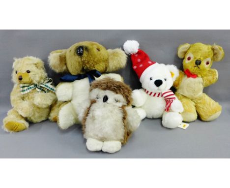 Collection of teddy bears to include a modern Steiff, a white bear with red scarf and hat, a Merrythought bear with a green c