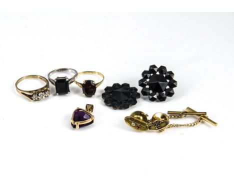 A collection of miscellaneous gold jewellery, including a garnet dress ring, a 9ct gold heart shaped amethyst pendant, an ill