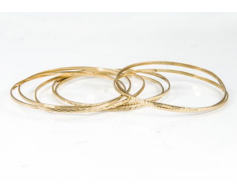 A set of seven engine turned 9ct gold bangles, 32g, 6.5cm interior diameter 