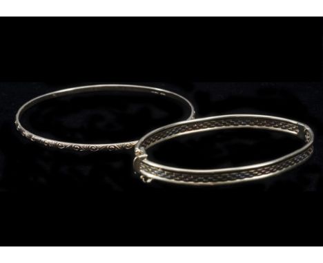 A 9ct gold bi colour bangle, hinged with basket design to interior together with a fixed 9ct gold bangle, 17g 