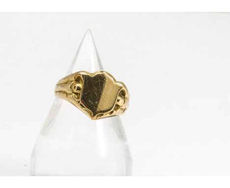 An Edward VII 18ct gold gentleman's signet ring, the shield shaped tablet with decorated, worked shoulders, marked Chester 19