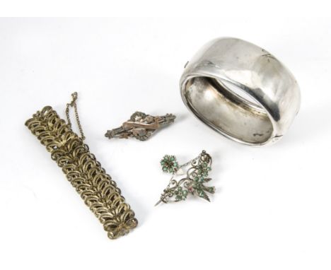 A 19th Century silver gilt filigree scroll bracelet, each scroll link with raised double head to centre with box clasp and sa