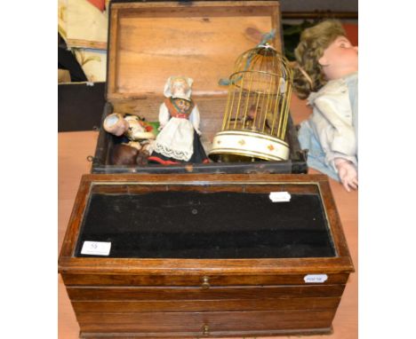 Dolls hinged trunk, circa 1950s clockwork group of two birds in a cage, assorted bisque, plastic and fabric dolls (some a.f.)