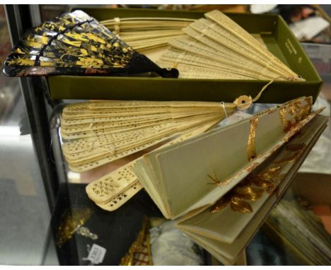 Chinese black and gold lacquer brisé fan, consisting of 19 sticks and two guards, bearing the identical lacquer design recto/