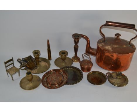 SMALL BOX OF COPPER AND BRASS WARES INCLUDING CANDLESTICK, COPPER KETTLE, MINIATURE BRASS CHAIR ETC