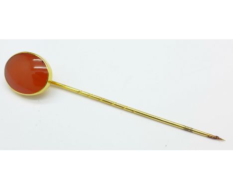 A 9ct gold and agate stick pin, 3.5g, stone a/f