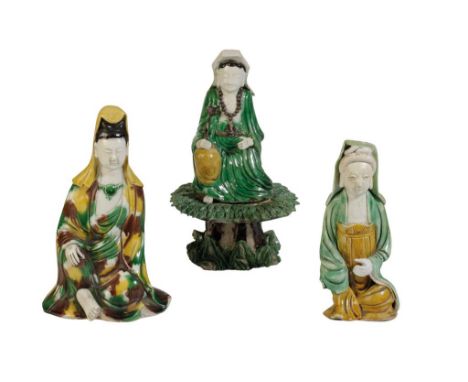 FAMILLE VERTE AND BISQUE FIGURE OF GUANYIN, KANGXI PERIOD, the deity wearing a long voluminous robe, holding a sceptre in her