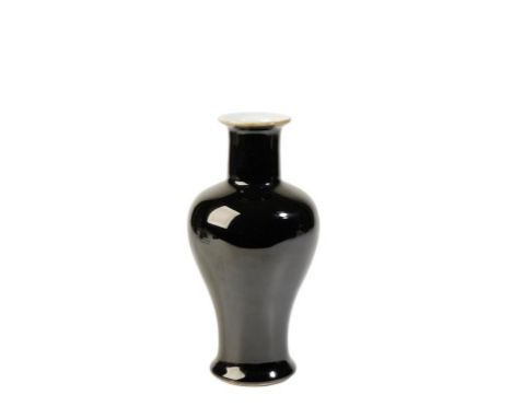 MIRROR-BLACK BALUSTER VASE, KANGXI PERIOD, the sides covered in a mirror-black glaze, 20cm high