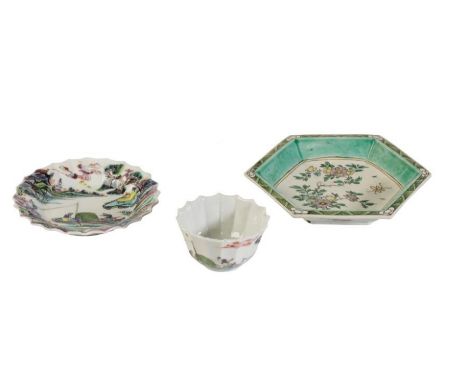 SMALL CHRYSANTHEMUM-FORM FAMILLE-VERTE TEA BOWL AND SAUCER, QING DYNASTY, 18TH CENTURY, painted with fisherman in boats overl
