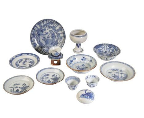COLLECTION OF BLUE AND WHITE EXPORT PORCELAIN, QING DYNASTY, 18TH / 19TH CENTURY, comprising five Kangxi dishes, two Kraak st