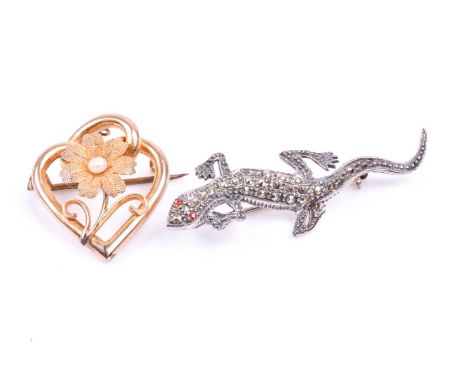A late 19th / early 20th century 9ct yellow gold heart-shaped floral pendant / brooch, centred with a pearl, 2.1 cm wide, 2.5