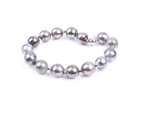 A South Sea saltwater black pearl bracelet, with white metal magnetic clasp, 21 cm long.